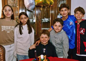 Fotos: Rubén Morales // Celebró su cumpleaños rodeado de sus primos, quienes lo llenaron de abrazos y buenos deseos.
