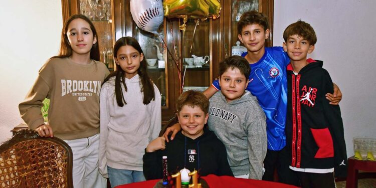 Fotos: Rubén Morales // Celebró su cumpleaños rodeado de sus primos, quienes lo llenaron de abrazos y buenos deseos.