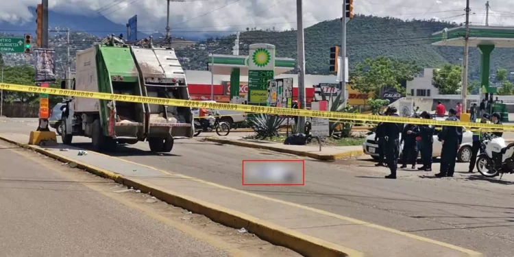 Foto: Jesús Santiago // Dos adultos mayores fueron arrollados este miércoles por un camión recolector de basura del Ayuntamiento capitalino, en el crucero de Plaza Bella; una mujer falleció en el lugar.