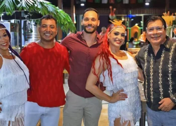De moda en Huatulco los bailarines de Dulce Sabor, aquí en una noche italiana.