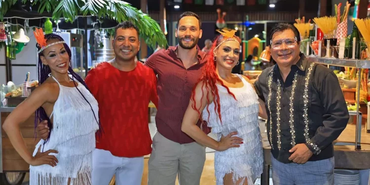 De moda en Huatulco los bailarines de Dulce Sabor, aquí en una noche italiana.