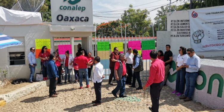 Toman 6 planteles de Conalep en Oaxaca; presionan por demandas laborales