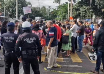 Tres bloqueos, protestas, ciudad ahogada y funcionarios omisos