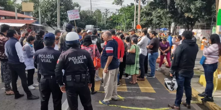Tres bloqueos, protestas, ciudad ahogada y funcionarios omisos