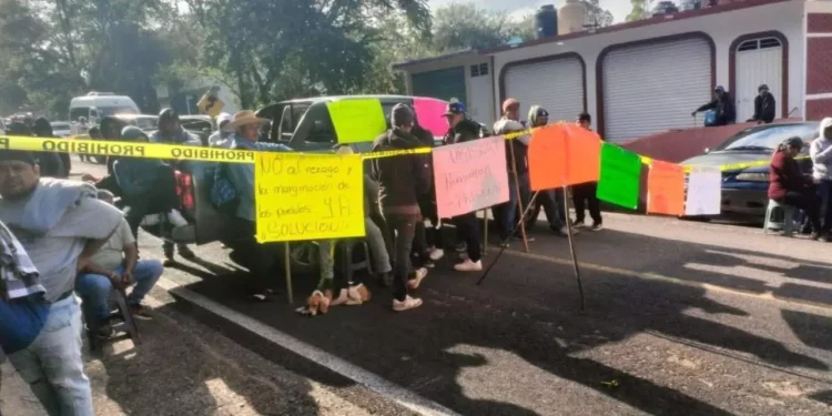 ¿Viajas a la Mixteca? bloquean la 190 en San Marcos Arteaga