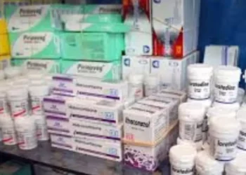 Para ahorrar, gobierno compra medicinas de India, pero no las recibe: Amelaf