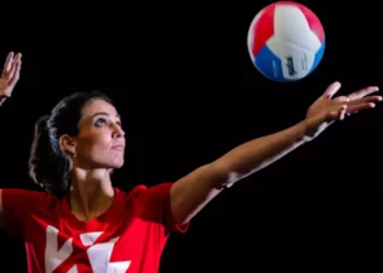 Cómo cambia la velocidad del balón en voleibol con el saque alto y el saque bajo