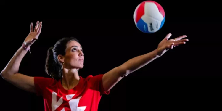 Cómo cambia la velocidad del balón en voleibol con el saque alto y el saque bajo