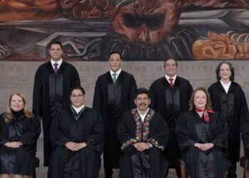 Suprema corte inicia con ceremonia de “purificación”, nuevo escudo y nueva foto, la encabeza el oaxaqueño Hugo Aguilar