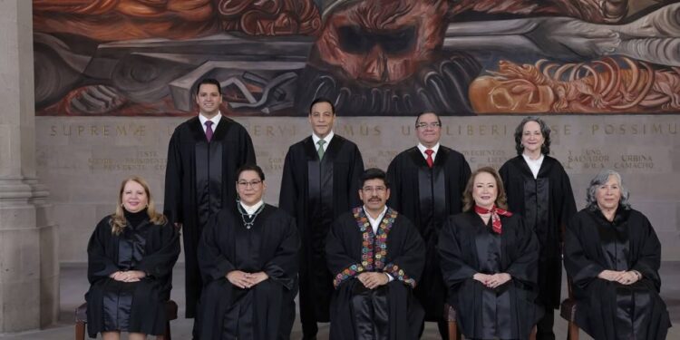Suprema corte inicia con ceremonia de “purificación”, nuevo escudo y nueva foto, la encabeza el oaxaqueño Hugo Aguilar