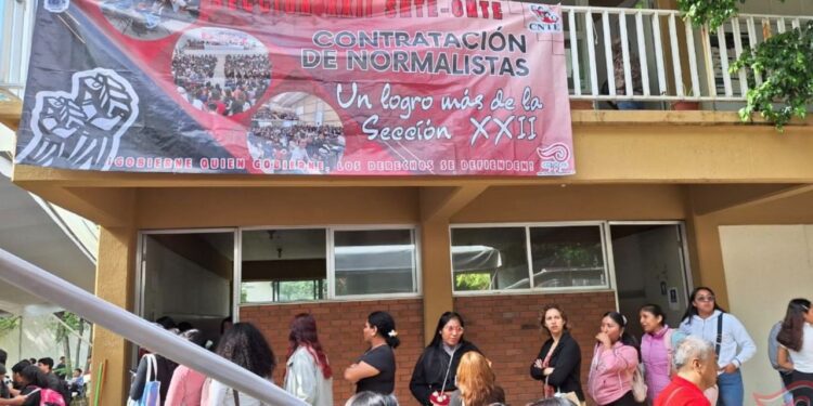 Contrata IEEPO a mil 218 normalistas tras pacto con la S-22