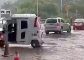 Intransitable, nuevamente, la avenida Monte Albán; cae vehículo en bache