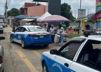 Macroplaza, tierra de nadie: taxis y ambulantes obstruyen aceras