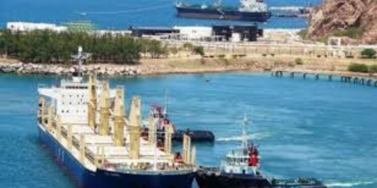 Pemex derrama hidrocarburo en terminal de carga de Salina Cruz