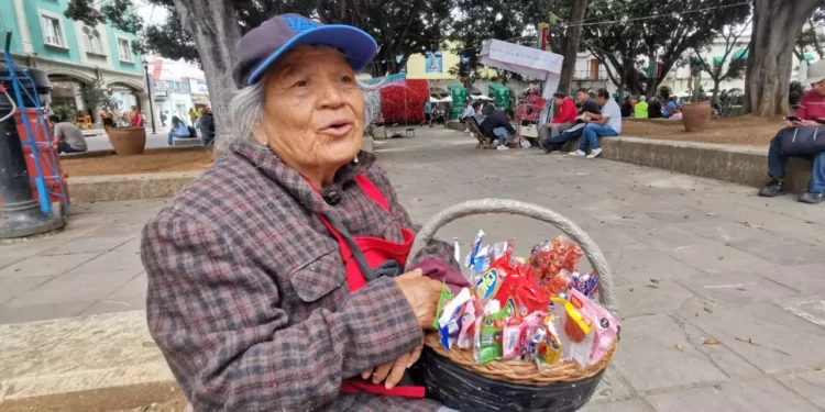 Sin políticas pública de apoyo integral Doña Esperanza vende dulces en el zócalo