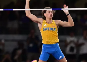 ¡Impresionante! Armand Duplantis rompe récord mundial de salto con pértiga por 14ª vez