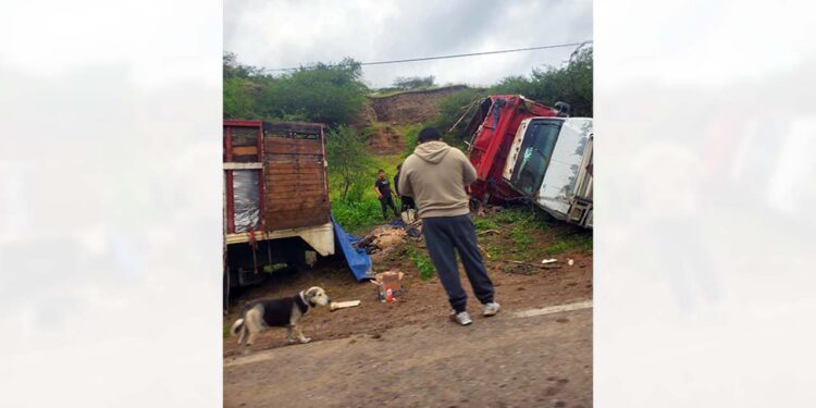 El accidente se suscitó a la altura de la agencia de San Francisco Paxtlahuaca.