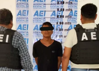 El agresor, identificado como G.L.L., no dudó en seguirla hasta el interior del domicilio, donde la atacó con la misma violencia.