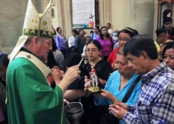 Foto: Adrián Gaytán // El arzobispo Pedro Vázquez Villalobos, bendiciendo a los fieles católicos después de su homilía dominical, en Catedral.