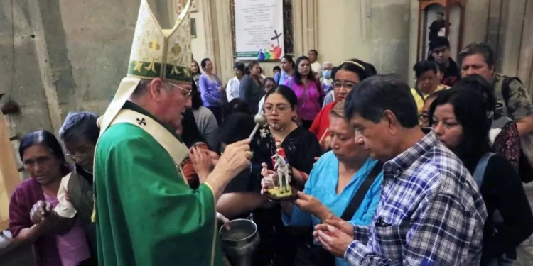 Foto: Adrián Gaytán // El arzobispo Pedro Vázquez Villalobos, bendiciendo a los fieles católicos después de su homilía dominical, en Catedral.