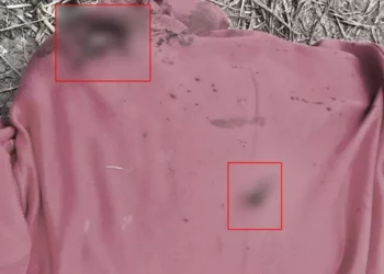 El cuerpo presentaba dos impactos de arma de fuego en la espalda