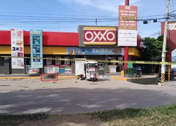 El enfrentamiento ocurrió frente a las instalaciones de un Oxxo y dejó como saldo la muerte del ex migrante Caled, vecino de la colonia La Joya.