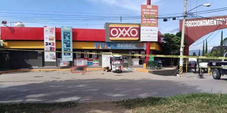El enfrentamiento ocurrió frente a las instalaciones de un Oxxo y dejó como saldo la muerte del ex migrante Caled, vecino de la colonia La Joya.