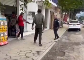 El hombre trató de escapar corriendo por las calles aledañas.