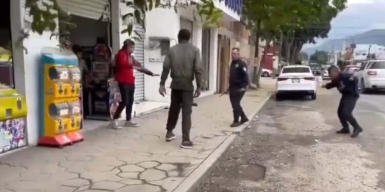 El hombre trató de escapar corriendo por las calles aledañas.