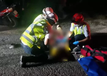 El motociclista fue trasladado al hospital debido a las fuertes lesiones.