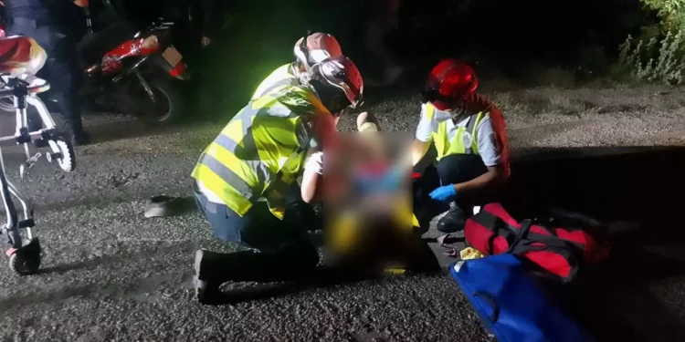 El motociclista fue trasladado al hospital debido a las fuertes lesiones.
