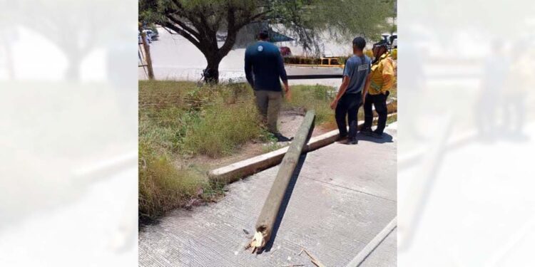 El poste cayó a la altura de la rotonda conocida como el León, en la colonia del Maestro.