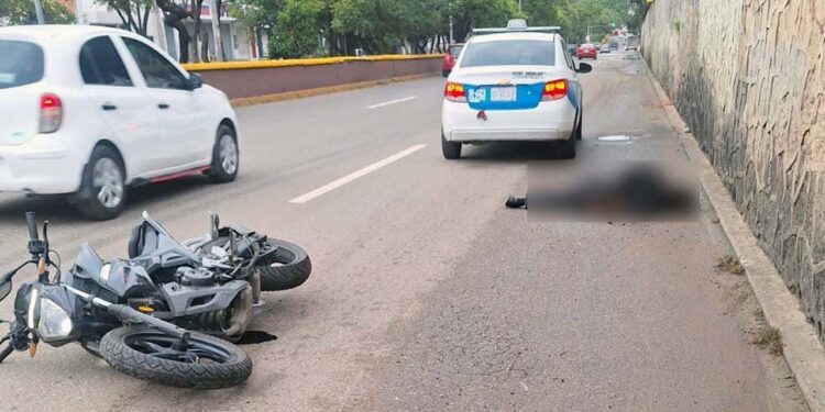 El primer accidente se registró a la altura de la zona militar.