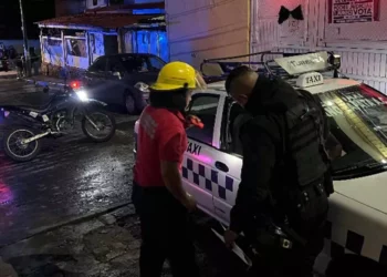 El vehículo de alquiler quedó estacionado en plena vía pública, con la puerta del lado del conductor abierta y varios impactos visibles en el parabrisas.