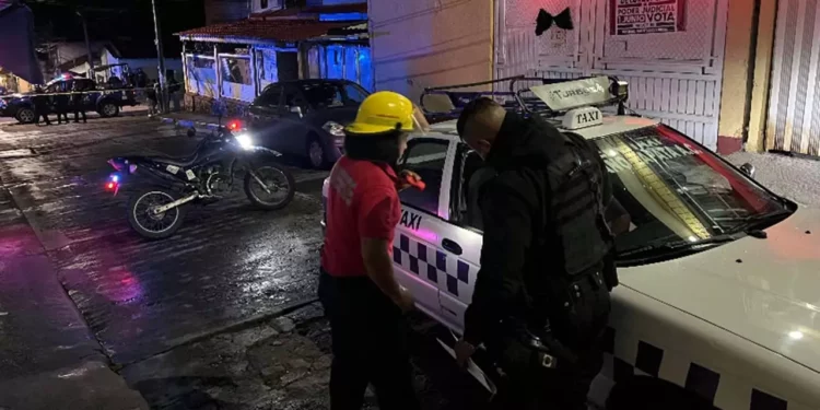 El vehículo de alquiler quedó estacionado en plena vía pública, con la puerta del lado del conductor abierta y varios impactos visibles en el parabrisas.