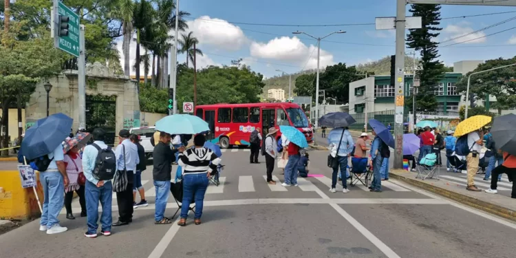 Bloquean crucero de Fonapas e instalan en plantón en el Zócalo
