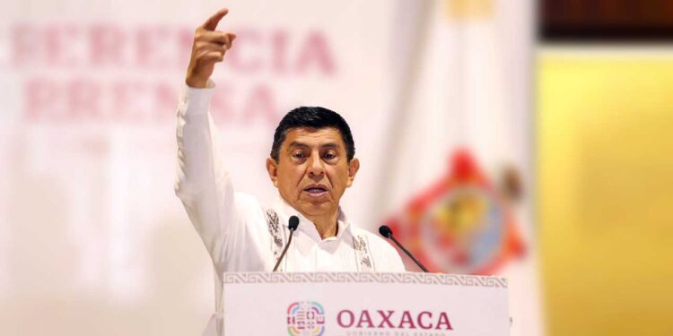 El gobernador Salomón Jara resaltó el fortalecimiento de los programas sociales del Gobierno Federal.