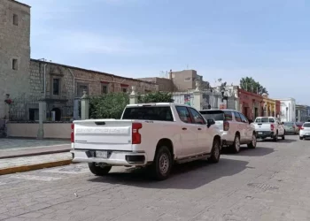 Fotos: Lisbeth Mejía Reyes // En calles como Guerrero y Armenta y López, la Policía Vial Estatal también permite que los vehículos oficiales se estacionen en doble fila.