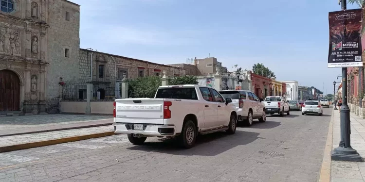 Fotos: Lisbeth Mejía Reyes // En calles como Guerrero y Armenta y López, la Policía Vial Estatal también permite que los vehículos oficiales se estacionen en doble fila.