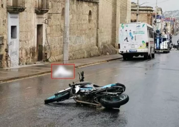 Foto: Jesús Hernández: En la calle Tinoco y Palacios, un motociclista falleció después de ser arrollado por un camión que se pasó el alto.