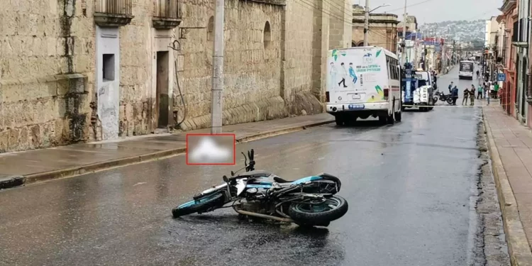 Foto: Jesús Hernández: En la calle Tinoco y Palacios, un motociclista falleció después de ser arrollado por un camión que se pasó el alto.