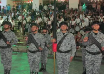 Escoltas escolares, la policía municipal y el Ejército Mexicano participaron en el desfile cívico.