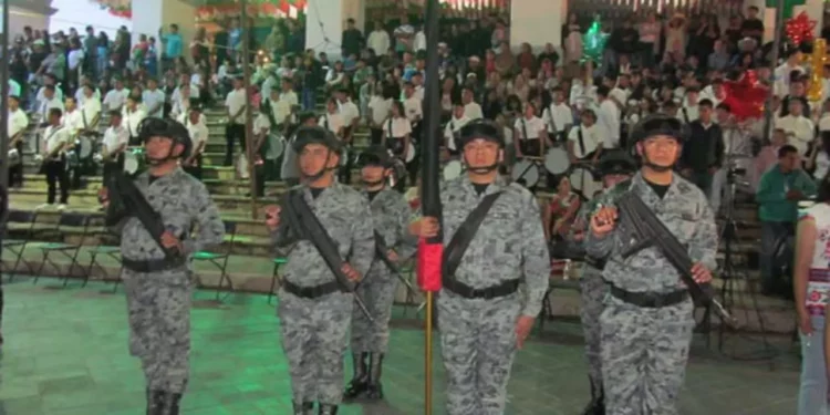 Escoltas escolares, la policía municipal y el Ejército Mexicano participaron en el desfile cívico.