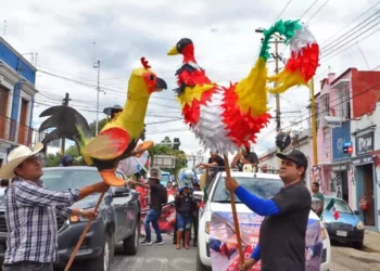 Fotos: Adrián Gaytán // Agrupaciones que organizan jaripeos y peleas de gallos, entre otras festividades marcharon para demandar que no se prohíban estas actividades tradicionales.