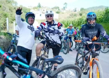 Familias y ciclistas recorrieron la ruta hacia los arcos de la zona norte de Tlaxiaco en la rodada “Lazos de Unión Social” 2025.