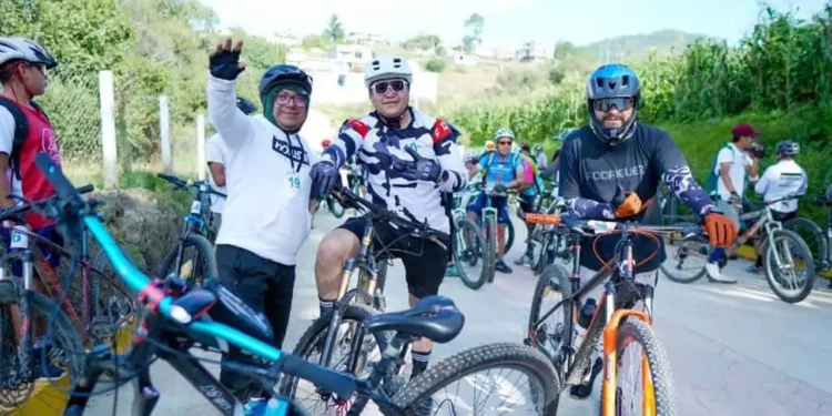 Familias y ciclistas recorrieron la ruta hacia los arcos de la zona norte de Tlaxiaco en la rodada “Lazos de Unión Social” 2025.