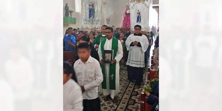 Feligreses de Huautla participaron en la misa dominical dedicada a la Natividad de María.