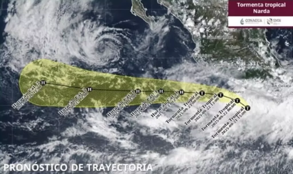 Avanza con rumbo al noroeste a 17 km/h, con vientos máximos sostenido de 65 km/h y rachas de 85 km/h.