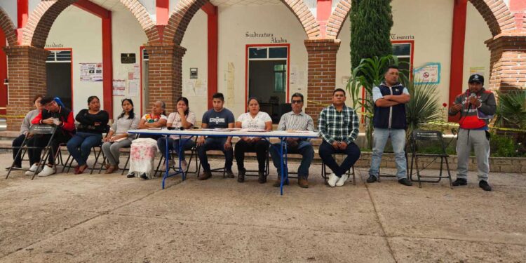 Habitantes participaron en la asamblea comunitaria, donde reiteraron su llamado a la unidad.