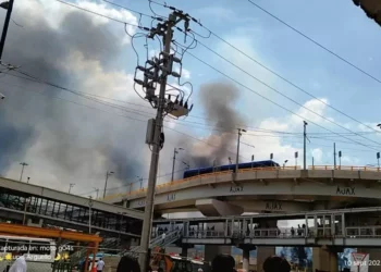 Una pipa de gas LP de 49 mil 500 litros explotó en la colonia Ermita Zaragoza, de la alcaldía Iztapalapa, Ciudad de México; 18 vehículos y una motoneta quedaron afectados.
